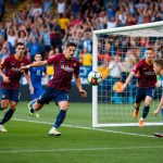 Rahasia sukses menang taruhan bola terletak pada teknik yang tepat dan analisis yang akurat. Banyak orang bertaruh tanpa strategi, sehingga kalah terus-menerus. Kunci utama adalah memahami cara membaca statistik dan kondisi tim secara mendalam sebelum memasang taruhan. Sebuah bola sepak terbang ke gawang, dikelilingi oleh penggemar yang bersorak dan pemain yang intens di lapangan Teknik taruhan yang baik melibatkan disiplin dan pengelolaan modal yang bijak. Selain itu, analisis performa pemain dan tim menjadi dasar penting untuk membuat prediksi yang lebih tepat. Dengan pendekatan ini, peluang untuk menang taruhan bola meningkat secara signifikan. Mereka yang berhasil bukan hanya mengandalkan keberuntungan, tetapi juga menggunakan data dan informasi secara efektif. Dengan mempelajari teknik dan analisis ini, setiap orang dapat meningkatkan peluang mereka dalam dunia taruhan bola. Memahami Dasar-dasar Taruhan Bola Taruhan bola memerlukan pemahaman yang jelas pada jenis pasar, aturan yang berlaku, dan istilah penting. Pengetahuan ini membantu bettor membuat keputusan yang tepat dan menghindari kesalahan umum saat bertaruh. Jenis Pasaran Taruhan Bola Pasaran taruhan bola berbeda-beda tergantung pada cara taruhan dilakukan. Pasaran paling populer adalah taruhan hasil pertandingan (menang, seri, kalah). Ada juga taruhan over/under yang fokus pada jumlah gol dalam pertandingan. Selain itu, ada pasaran handicap yang memberikan keunggulan gol untuk satu tim agar taruhan lebih seimbang. Pasaran lain seperti taruhan gol pertama, taruhan kartu kuning/merah, dan taruhan waktu spesifik juga tersedia. Memahami jenis pasaran ini membantu bettor memilih peluang yang sesuai dengan strategi mereka agar potensi menang lebih tinggi. Aturan dan Regulasi Resmi Setiap wilayah memiliki aturan berbeda yang mengatur taruhan bola. Regulasi ini biasanya dibuat untuk melindungi pemain dan memastikan kegiatan taruhan berjalan adil dan legal. Banyak negara mewajibkan operator taruhan untuk mendapatkan lisensi resmi sebelum menawarkan layanan. Lisensi ini menjamin platform menggunakan sistem yang aman dan transparan. Selain itu, aturan juga mengatur batas usia minimal pemain, metode pembayaran, dan penanganan sengketa. Pemahaman terhadap regulasi ini penting agar bettor dapat bertaruh secara aman dan sesuai hukum. Istilah Penting dalam Taruhan Bola Dalam taruhan bola, banyak istilah yang sering muncul dan harus dimengerti oleh bettor. Beberapa istilah penting antara lain: Odds: Angka yang menunjukkan potensi keuntungan taruhan. Stake: Jumlah uang yang dipasang pada taruhan. Draw No Bet: Taruhan tanpa hasil seri, uang kembali jika pertandingan seri. Accumulator: Taruhan gabungan dari beberapa pertandingan sekaligus. Menguasai istilah ini membantu bettor memahami tawaran dan risiko yang ada. Ketidaktahuan istilah dapat menyebabkan salah taruhan dan kerugian. Teknik Analisis Akurat Untuk Menang Taruhan Bola Menang dalam taruhan bola membutuhkan analisis yang tepat dan data yang akurat. Pemahaman tentang performa tim, statistik pertandingan, tren terkini, dan kondisi pemain sangat penting untuk membuat keputusan taruhan yang lebih baik. Menganalisis Performa Tim dan Pemain Performa tim dan pemain menjadi dasar utama dalam memprediksi hasil pertandingan. Analisis ini meliputi hasil pertandingan terakhir, kualitas lawan yang dihadapi, dan konsistensi permainan. Faktor seperti gaya bermain, strategi pelatih, dan motivasi tim juga perlu diperhatikan. Pemain kunci yang sedang dalam kondisi prima dapat meningkatkan peluang kemenangan tim secara signifikan. Performa individu pemain seperti kemampuan mencetak gol, assist, serta kontribusi dalam bertahan harus dianalisis untuk menentukan kekuatan dan kelemahan masing-masing tim. Menggunakan Statistik untuk Prediksi Statistik memberikan data objektif yang membantu dalam mengambil keputusan taruhan. Beberapa statistik utama yang harus dipertimbangkan adalah jumlah gol rata-rata, kepemilikan bola, peluang tembakan, dan jumlah kemenangan terakhir. Statistik head-to-head juga penting untuk melihat bagaimana kedua tim berhadapan di masa lalu. Data ini seringkali menunjukkan pola tertentu yang berulang. Memanfaatkan tabel berikut dapat membantu memahami faktor penting: Statistik Deskripsi Pengaruh pada Taruhan Gol Rata-rata Jumlah gol per pertandingan Menentukan potensi skor Head-to-head Rekor pertandingan antar tim Memperkirakan hasil Peluang Tembakan Frekuensi tembakan ke gawang Mengukur agresivitas Kemenangan Terakhir Rekor menang dalam beberapa laga Menilai performa terkini Mengetahui Tren Pertandingan Tren pertandingan membantu melihat pola yang terjadi secara berulang, seperti tim yang sering menang kandang atau kebobolan di menit terakhir. Tren ini memberi gambaran nyata mengenai perilaku tim dalam situasi tertentu. Penting juga mengamati tren kondisi cuaca, waktu pertandingan, dan pengaruh faktor eksternal lain. Pengaruh ini bisa mengubah hasil yang diharapkan dari analisis statistik saja. Tren ini harus diambil dari data pertandingan dalam jangka waktu tertentu untuk menghindari kesimpulan yang keliru. Membaca Informasi Cedera dan Suspensi Informasi tentang cedera dan suspensi pemain sangat penting karena bisa mempengaruhi susunan pemain utama. Kehilangan pemain kunci seringkali menurunkan performa tim secara signifikan. Taruhan harus dibuat berdasarkan data terbaru tentang kondisi pemain, termasuk siapa yang diragukan tampil atau absen. Tim dengan banyak pemain absen biasanya memiliki kemungkinan kalah yang lebih tinggi. Sumber informasi resmi klub dan laporan media dapat dipercaya untuk memperbarui status pemain sebelum memasang taruhan. Strategi Efektif untuk Taruhan Bola Sukses dalam taruhan bola memerlukan pendekatan yang terencana dan tepat. Pengelolaan dana, pemahaman handicap, serta pemanfaatan taruhan live adalah beberapa strategi penting yang dapat meningkatkan peluang menang. Manajemen Modal dan Bankroll Manajemen modal adalah kunci utama untuk menghindari kerugian besar. Pemain harus menentukan batas taruhan berdasarkan total modal yang dimiliki. Contohnya, hanya 1-5% dari total modal yang dipakai untuk satu taruhan agar risiko tetap terkendali. Penting juga untuk mencatat setiap taruhan dan hasilnya. Dengan begitu, pemain bisa mengidentifikasi pola menang atau kalah dan melakukan evaluasi strategi. Mengatur modal dengan pintar membantu menjaga taruhan tetap berkelanjutan. Strategi Taruhan Bola Handicap Handicap memperhitungkan keunggulan tim lawan dalam bentuk gol atau poin. Memahami jenis handicap (Asian Handicap, European Handicap) sangat penting sebelum memasang taruhan. Asian Handicap lebih populer karena memberikan peluang seimbang walau ada perbedaan kemampuan tim. Pemain harus mempelajari performa tim dan kondisi pemain untuk memilih handicap yang sesuai. Analisis data pertandingan membantu meningkatkan akurasi taruhan. Memanfaatkan Taruhan Live Taruhan live memungkinkan pemain memasang taruhan saat pertandingan berjalan. Ini memberi kesempatan untuk menganalisis performa tim secara langsung dan mengubah keputusan taruhan sesuai kondisi terkini. Pemain harus cepat membaca situasi seperti perubahan taktik, cedera pemain, atau momentum pertandingan. Gunakan data real-time dan tetap fokus agar bisa memasang taruhan dengan peluang lebih baik. Disiplin tetap terjaga karena taruhan live juga bisa meningkatkan risiko kerugian jika tidak hati-hati. Rahasia Sukses dalam Menentukan Pilihan Menentukan pilihan taruhan yang tepat membutuhkan disiplin dan analisis tepat. Kesalahan emosional, nilai taruhan, serta pengelolaan waktu jadi kunci penting dalam proses ini. Menghindari Taruhan Emosional Taruhan berdasarkan emosi sering membuat keputusan tidak rasional. Dia harus menghindari bertaruh pada tim favorit semata tanpa melihat data atau statistik terbaru. Biasanya, taruhan emosional menyebabkan kehilangan karena kurangnya objektivitas. Selalu gunakan fakta dan analisis untuk mendukung pilihan. Membuat catatan hasil taruhan sebelumnya bisa membantu memahami kapan emosi mulai memengaruhi keputusan. Ini mempermudah koreksi dalam taruhan berikutnya. Mengidentifikasi Value Bet Value bet berarti menemukan taruhan dengan peluang menang lebih tinggi dibandingkan dengan yang diperkirakan oleh pasar atau bandar. Ini didasarkan pada perhitungan peluang dan risiko yang akurat. Dia harus membandingkan odds dari berbagai sumber dan mengevaluasi kondisi terbaru tim, seperti cedera atau performa terkini. Ini mempengaruhi peluang sebenarnya. Menemukan value bet membuat taruhan lebih menguntungkan dalam jangka panjang. Dia tidak selalu pilih tim favorit, tapi pilih yang memiliki nilai peluang terbaik. Mengelola Waktu dan Frekuensi Taruhan Manajemen waktu penting agar tidak terburu-buru dalam memilih taruhan. Dia harus menyediakan waktu khusus untuk analisis dan pembuatan keputusan tanpa gangguan. Frekuensi taruhan juga harus dikendalikan agar tidak sering bertaruh dalam waktu singkat. Ini mengurangi risiko keputusan impulsif dan kelelahan mental. Menetapkan batas taruhan per hari atau minggu membantu menjaga disiplin. Dengan pengelolaan waktu dan frekuensi yang baik, peluang keberhasilan akan lebih tinggi. Penggunaan Tools dan Sumber Informasi Untuk meningkatkan peluang menang, penting menggunakan beberapa alat dan sumber informasi yang tepat. Data statistik, aplikasi prediksi, serta komunitas online bisa membantu dalam membuat keputusan taruhan yang lebih akurat dan terukur. Memanfaatkan Website Statistik Website statistik memberikan data lengkap seperti hasil pertandingan, performa tim, dan catatan pemain. Sumber ini membantu bettor memahami tren dan pola dalam pertandingan. Contohnya termasuk situs yang menyediakan grafik performa, data head-to-head antar tim, dan analisis kondisi cuaca atau cedera pemain. Informasi ini memungkinkan prediksi yang lebih matang daripada mengandalkan tebakan. Selain itu, beberapa website menyediakan update real-time yang penting saat memasang taruhan live. Ini membantu bettor menyesuaikan strategi berdasarkan pergerakan pertandingan. Aplikasi Prediksi Skor Aplikasi prediksi menggunakan algoritma untuk menganalisis data dan memberikan hasil perkiraan skor. Alat ini membantu bettor mendapatkan gambaran hasil yang mungkin. Namun, algoritma tidak selalu akurat 100%, sehingga aplikasi ini harus digunakan sebagai alat bantu, bukan patokan utama. Pengguna juga dapat memasukkan preferensi atau data tambahan untuk memperbaiki hasil prediksi. Biasanya aplikasi ini menyediakan fitur seperti statistik tim, tren taruhan, dan peluang perubahan skor yang bisa sangat berguna dalam memilih taruhan. Forum dan Komunitas Taruhan Bola Forum dan komunitas taruhan menjadi tempat berbagi pengalaman, tips, dan informasi terbaru dari sesama bettor. Mereka membantu menyebarkan insight yang mungkin tidak ditemukan di sumber resmi. Dalam komunitas, anggota dapat mendiskusikan strategi, menganalisis pertandingan, dan memberi rekomendasi sumber data yang terpercaya. Ini memperkuat kemampuan analisis secara kolektif. Koneksi dengan bettor lain juga memberikan kesempatan mendapat informasi eksklusif dan update cepat terkait perubahan dalam dunia taruhan bola. Kesalahan Umum yang Harus Dihindari Banyak orang yang kalah dalam taruhan bola karena melakukan kesalahan dasar. Salah satu kesalahan paling umum adalah terlalu mengandalkan insting tanpa analisis data. Hal ini membuat keputusan menjadi tidak tepat dan berisiko tinggi. Kesalahan lainnya adalah bermain dengan emosi. Pemain yang kalah seringkali mencoba mengejar kerugian dengan bertaruh lebih banyak. Ini justru memperbesar kemungkinan kerugian. Sering juga ditemukan pemain yang tidak mengatur modal dengan baik. Mereka bertaruh tanpa batas yang jelas. Pengelolaan modal yang buruk dapat menyebabkan kehilangan seluruh uang taruhan dalam waktu singkat. Beberapa orang juga sering mengabaikan riset tentang kondisi tim dan pemain. Informasi tersebut penting untuk memprediksi hasil pertandingan secara lebih akurat. Kesalahan Dampak Mengandalkan insting Keputusan buruk dan kemungkinan kalah besar Bertaruh dengan emosi Kerugian lebih besar dan tidak terkendali Tidak kelola modal Kehilangan uang cepat dan terus-menerus Abaikan riset Prediksi tidak akurat dan hasil buruk Menghindari kesalahan di atas adalah langkah awal yang penting untuk meningkatkan peluang menang dalam taruhan bola. Mereka harus fokus pada teknik yang tepat dan analisis data yang objektif. Kesimpulan Teknik dan analisis yang tepat sangat penting dalam memenangkan taruhan bola. Mereka membantu menjaga keputusan tetap objektif dan mengurangi risiko kerugian. Pemain yang sukses selalu mengumpulkan data dan mempelajari pola sebelum memasang taruhan. Mereka tidak mengandalkan keberuntungan semata. Beberapa hal utama yang perlu diperhatikan adalah: Memahami statistik tim dan pemain Mengikuti tren performa terbaru Mengelola modal dengan disiplin Disiplin dalam menjalankan strategi juga sangat penting. Pemain harus menghindari taruhan emosional yang bisa membawa kerugian besar. Dengan pendekatan yang sistematis, peluang menang bisa meningkat. Namun, tetap waspada terhadap risiko yang ada dan jangan bertaruh melebihi kemampuan. Teknologi juga bisa membantu melalui alat analisis yang canggih. Ini memudahkan dalam memprediksi hasil secara lebih akurat. Penting bagi siapa saja yang ingin menekuni taruhan bola untuk terus belajar dan beradaptasi dengan perubahan. Mereka harus selalu berusaha meningkatkan kemampuan analisisnya. Frequently Asked Questions Teknik yang tepat dan analisis yang teliti adalah kunci untuk meningkatkan peluang menang taruhan bola. Pemahaman mendalam tentang jenis taruhan dan pengelolaan risiko juga sangat penting. Apa saja teknik yang efektif untuk menang dalam taruhan bola over under? Teknik yang efektif meliputi analisis statistik pertandingan dan kondisi pemain. Memperhatikan tren skor dan pola gol kedua tim juga membantu menentukan pilihan. Bagaimana tips parlay yang dapat meningkatkan peluang menang hari ini? Tips yang bisa digunakan adalah memilih beberapa pertandingan dengan probabilitas kemenangan tinggi. Menghindari terlalu banyak leg dalam satu parlay juga penting agar peluang tidak menurun drastis. Bagaimana cara bermain parlay untuk pemula agar bisa sukses? Pemula harus mulai dengan jumlah leg yang sedikit agar risiko tidak terlalu besar. Memahami aturan dasar parlay dan melakukan riset mendalam pada setiap matchup sangat dianjurkan. Apa itu parlay dalam judi bola dan bagaimana cara kerjanya? Parlay adalah taruhan gabungan yang melibatkan beberapa pertandingan sekaligus. Semua pilihan harus menang agar taruhan berhasil, sehingga hadiahnya lebih besar dibanding taruhan tunggal. Bagaimana cara menghitung HDP dalam taruhan bola untuk analisis yang akurat? HDP dihitung dengan memberi keunggulan gol kepada salah satu tim untuk menyeimbangkan taruhan. Memahami nilai handicap dan mengkombinasikannya dengan data performa tim membantu analisis. Apa strategi analisis terbaik untuk memenangkan taruhan bola secara konsisten? Strategi terbaik termasuk mengumpulkan data pertandingan secara lengkap dan melakukan analisis pola performa tim. Mengelola modal taruhan dengan disiplin juga sangat berpengaruh pada konsistensi kemenangan.
